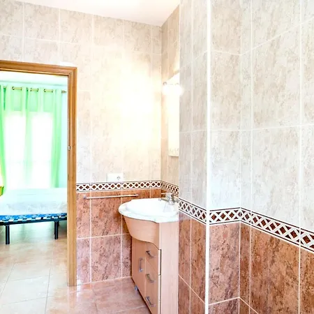 Inviting House In With Shared Pool. Holiday home Lepe