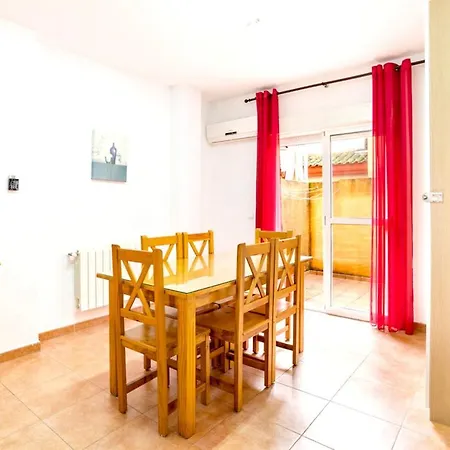Inviting House In With Shared Pool. Holiday home Lepe