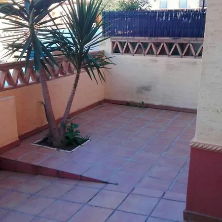Inviting House In With Shared Pool. * Lepe