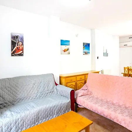 Inviting House In With Shared Pool. Holiday home Lepe