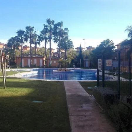 Inviting House In With Shared Pool. Holiday home Lepe