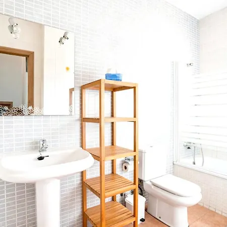 Holiday home Inviting House In With Shared Pool. Lepe